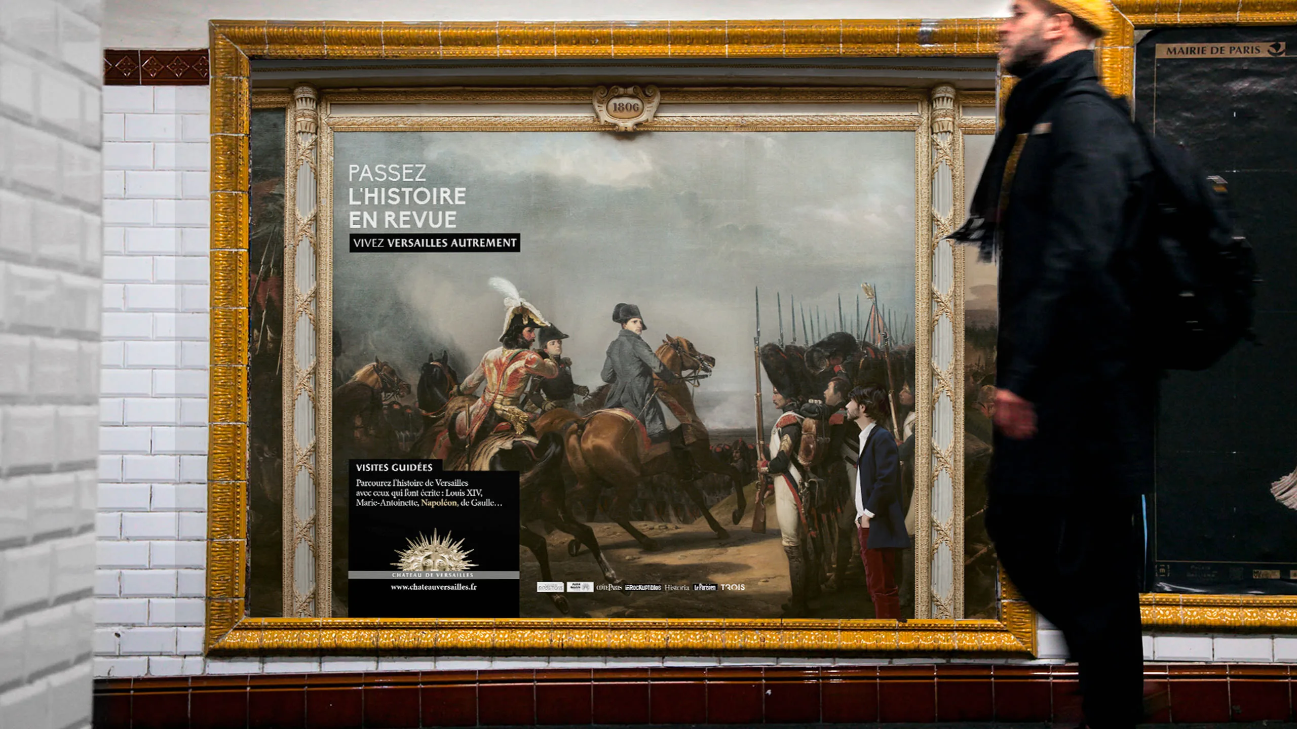Château de Versailles, affiche « Passez l’histoire en revue » dans le métro